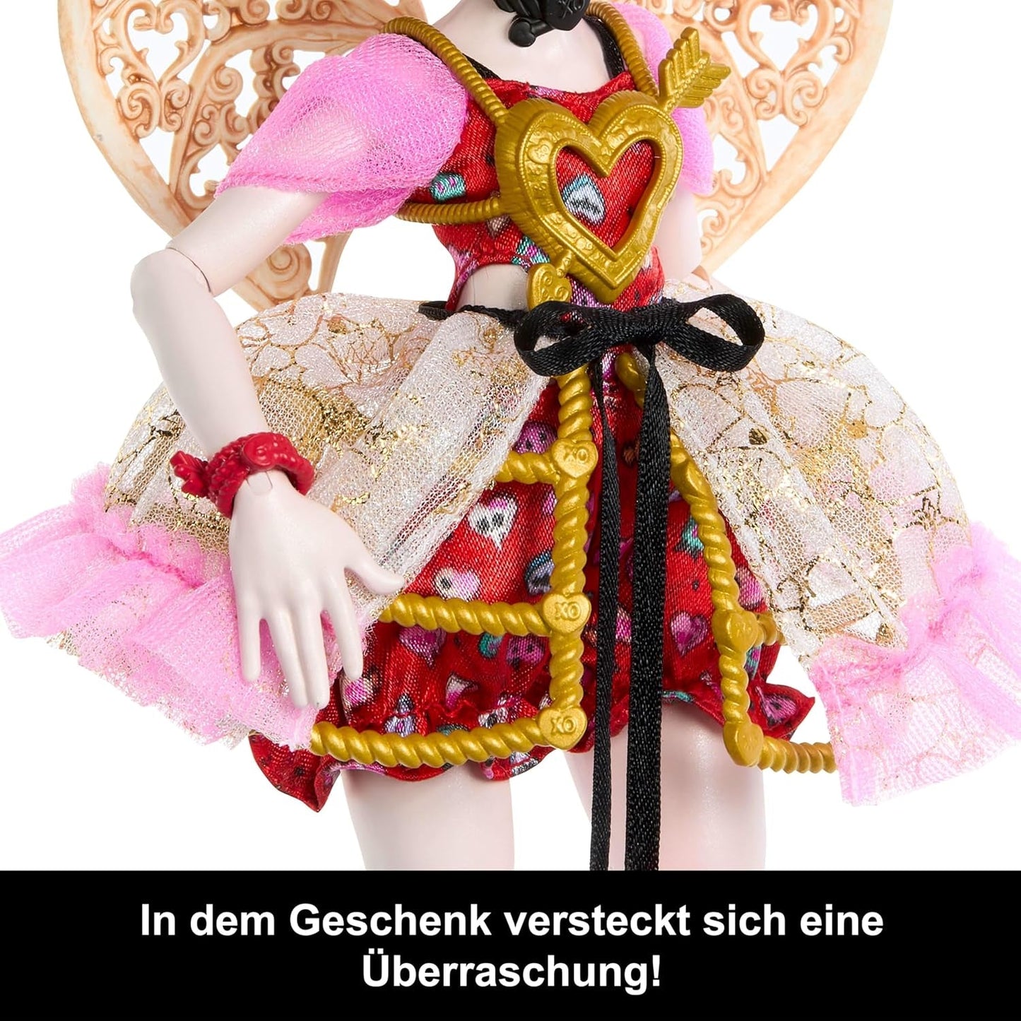 Panenka Monster High Scary Sweet Birthday Cupid Asteria v růžových a červených společenských šatech s tematickými doplňky, jako je pozvánka, balónek, dárek a další, JBG77
