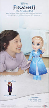 Cestovní panenka Disney Frozen 2 Elsa, 35cm panenka s šaty inspirovanými kultovním filmem, botami a dlouhými spletenými vlasy pro extra zábavu při hraní, pro dívky od 3 let