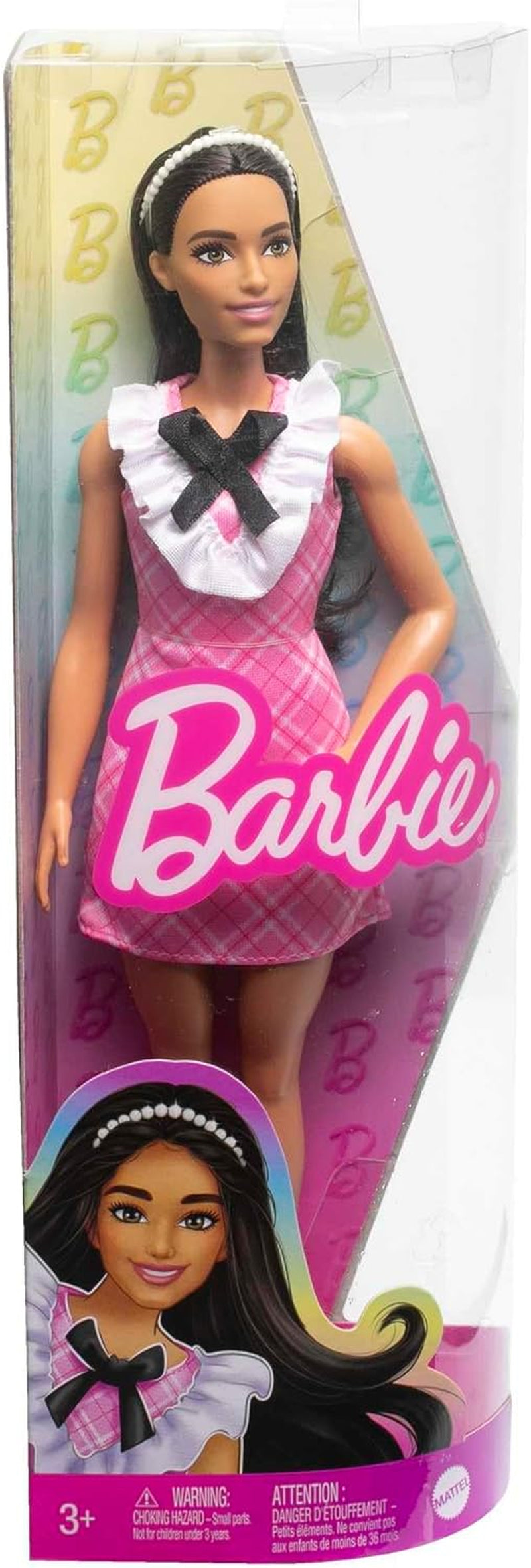 Panenka Barbie Fashionistas Sportovní černé vlasy a perlová čelenka v růžových kostkovaných šatech s černou mašlí a nařaseným límcem pro děti od 3 let HJT06