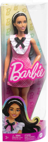 Panenka Barbie Fashionistas Sportovní černé vlasy a perlová čelenka v růžových kostkovaných šatech s černou mašlí a nařaseným límcem pro děti od 3 let HJT06