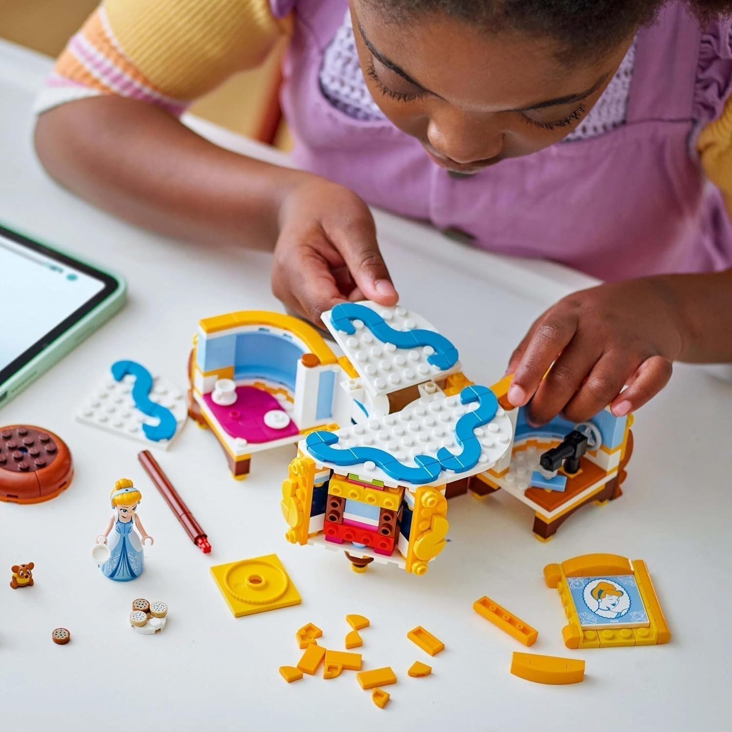 LEGO Ç€ Šaty Disney Princess Popelka, hračka pro kluky a dívky od 9 let - obsahuje ramínko na šaty, mini panenku Popelku a figurku myši - Kreativní sada 43266 Stavebnice Beuche den LEGO-Store