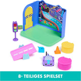 Pokoj Gabby's Dollhouse Deluxe, Purr-Ific Playroom, Herna s autíčkem Carlita, 2 kusy nábytku a 2 krabice s překvapením s příslušenstvím, Vhodné pro domečky pro panenky Naty Shop od 3 let