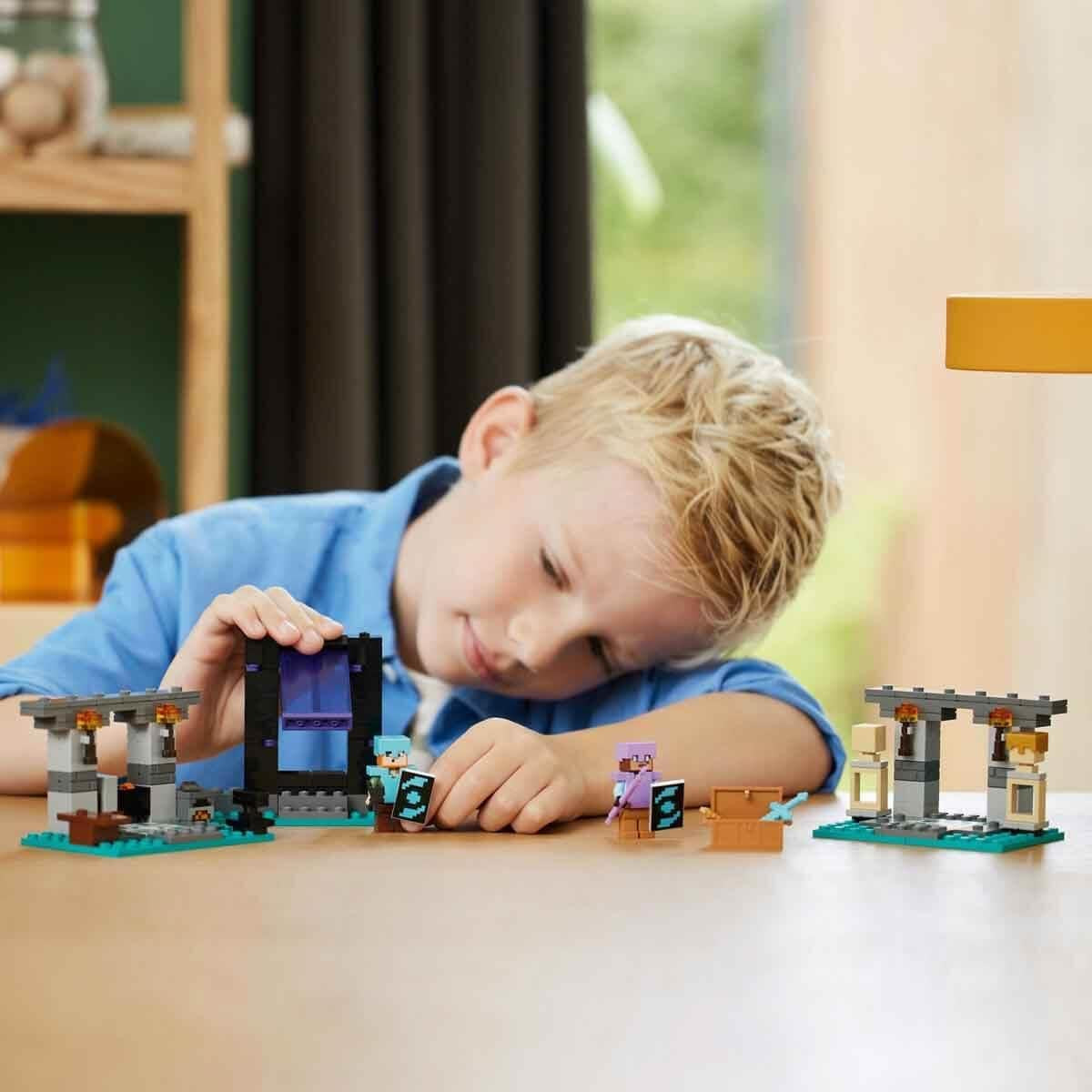 Stavebnice LEGO Minecraft The Armory s figurkami hrdinů, hračkami se zbraněmi a figurkou Alex, akční hračka pro chlapce a dívky, dárek pro hráče a děti 7 let 21252 Stavebnice Besuche den LEGO-Store