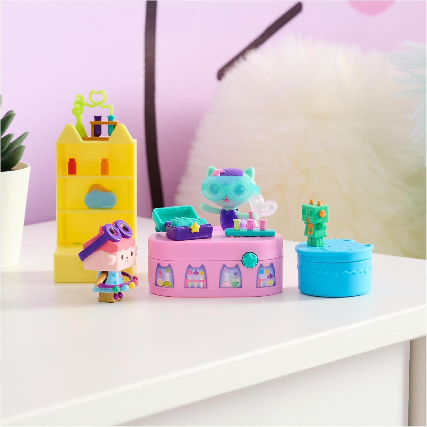 Domeček pro panenky Gabby™S, Bobble Kitty Nábytek Sada surikat Kočičí figurka s nábytkem a doplňky do domečku pro panenky, Domečky pro panenky starší 3 let Naty Shop
