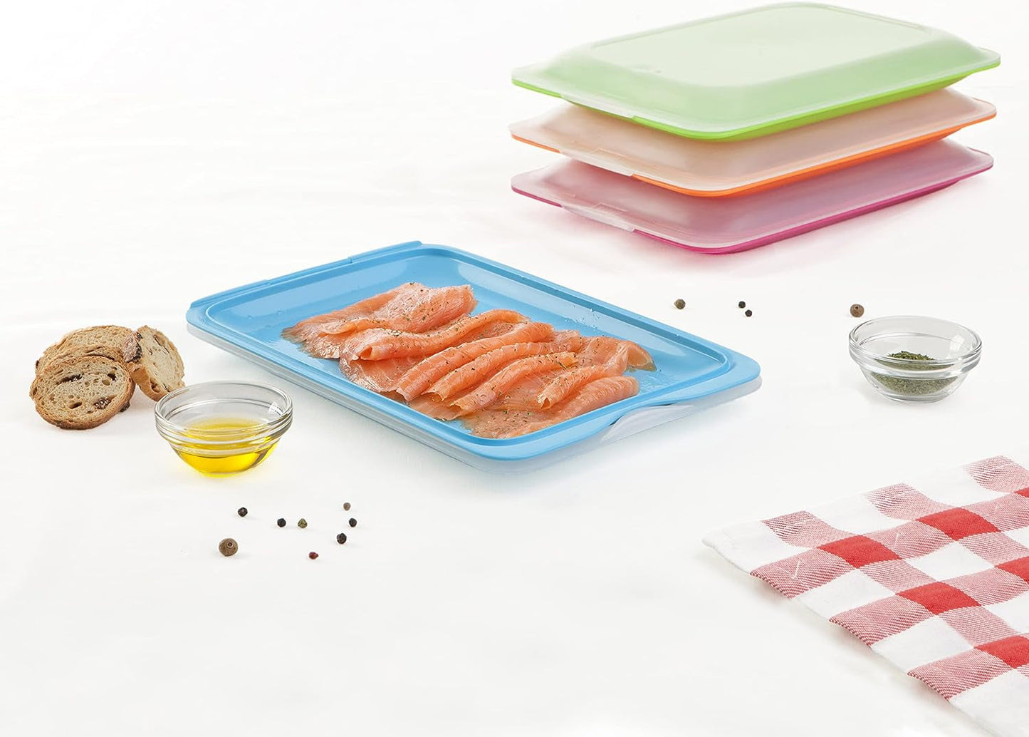 Sada 4 krabic TATAY Fresh Slicer Box, bez BPA, opakovaně použitelné, stohovatelné, do myčky a MWO, náhodné barvy. Rozměry 17 cm x 3,2 cm x 25,2 cm Naty Shop boxy na skladování potravin