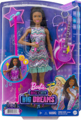 Barbie GYJ22 - Bühne frei für große Träume Brooklyn Puppe (cca 30 cm, hnědé vlasy) s Melodien aus dem Film, Lichtern, Mikrofon a příslušenství, Geschenk für Kinder ab 3 Jahren