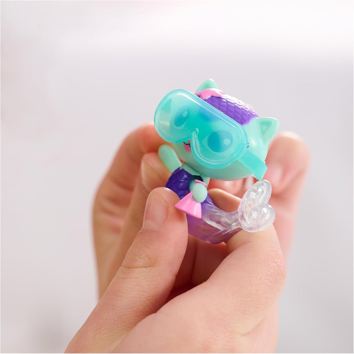 Domeček pro panenky Gabby™S, Bobble Kitty Nábytek Sada surikat Kočičí figurka s nábytkem a doplňky do domečku pro panenky, Domečky pro panenky starší 3 let Naty Shop