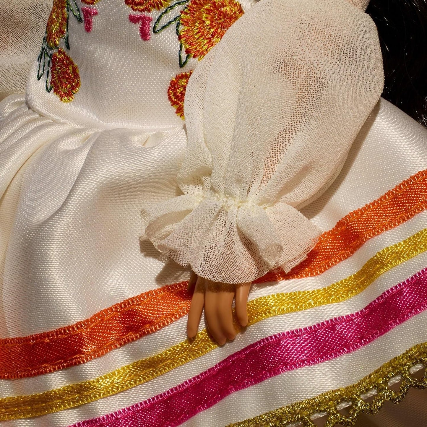Sběratelská figurka pro panenky Barbie Signature Day of the Dead 2025 v krémových šatech s volánky, měsíčky a mašlemi, květinovou korunkou ve vlasech a barvou na obličej Calavera, JBJ05