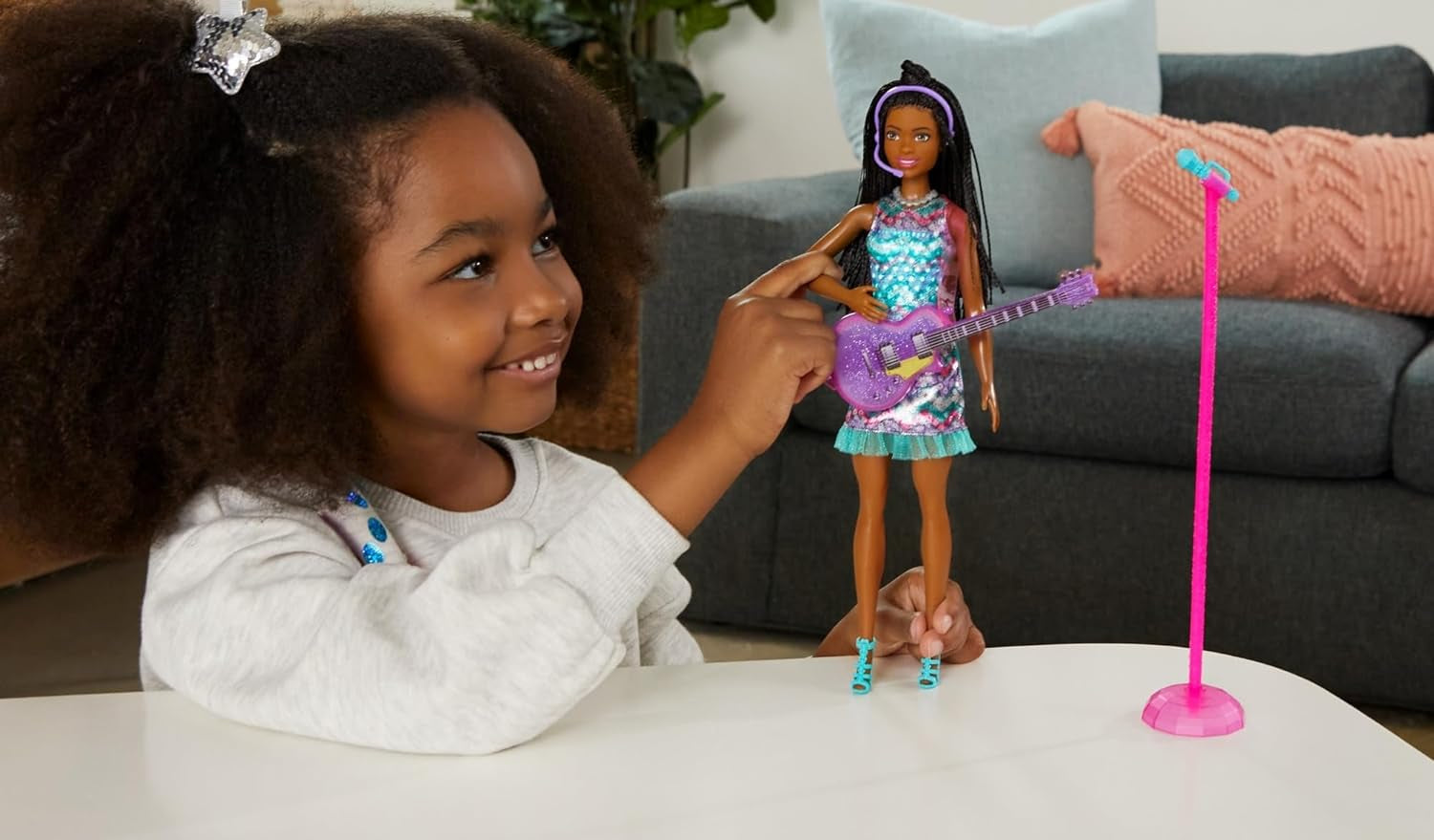 Barbie GYJ22 - Bühne frei für große Träume Brooklyn Puppe (cca 30 cm, hnědé vlasy) s Melodien aus dem Film, Lichtern, Mikrofon a příslušenství, Geschenk für Kinder ab 3 Jahren