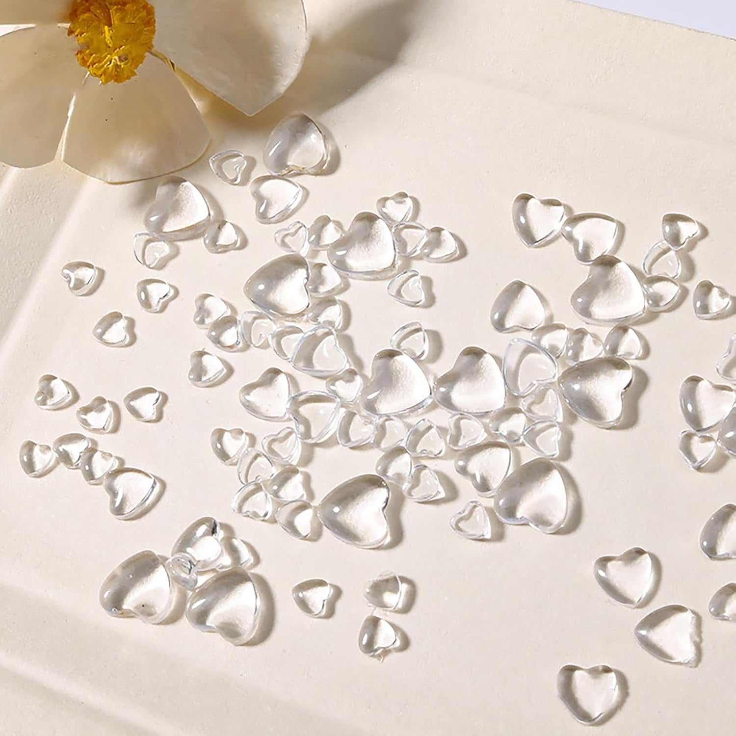 3D přívěšky na zdobení nehtů srdce, 320 Stück Niedliche Klar Acryl Herz Přívěsky na nehty, Flatback Heart Nagel Strasssteine ​​​​4Mm 6Mm 8Mm Harz Nagelkunst Dekorationen for Frauen Mädchen DIY Maniküre Zubehör (4Mm)6Mm 8