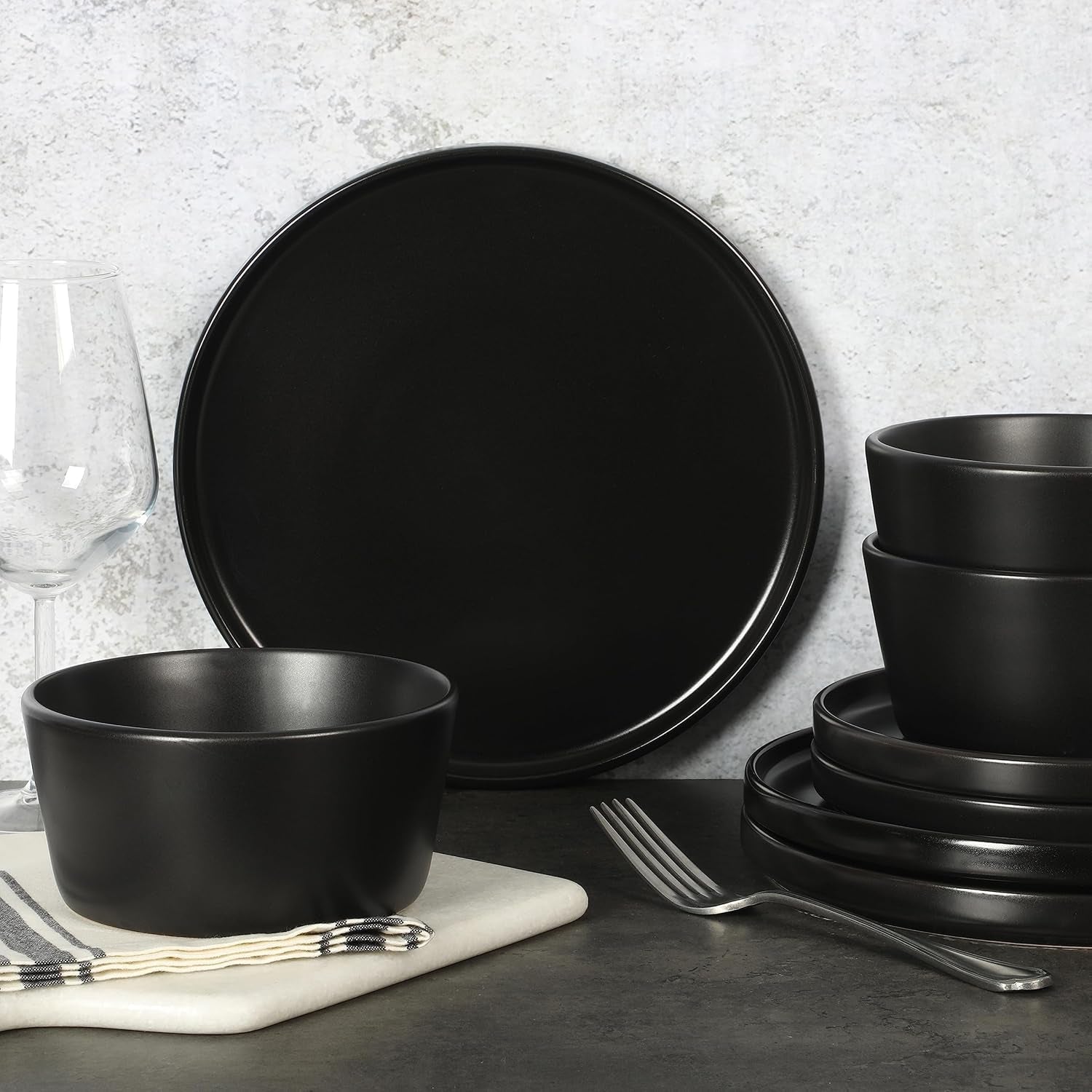 Sada Bowery Dinnerware, 32 dílná, matná černá, kamenina, talíře, misky a hrnky, slouží 8