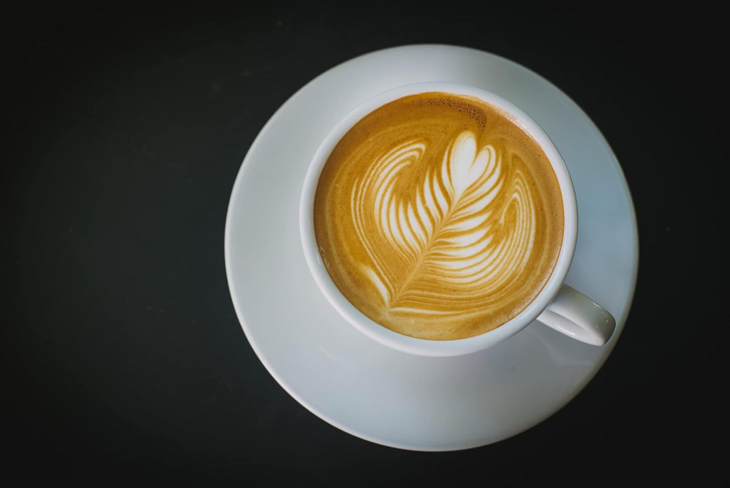 Caffe Crema E Aroma Kaffeebohnen 2kg (4x500g), Barista Kaffee schokoladig und säurearm, Espressobohnen kräftig, Bohnenkaffee mit Arabica und Robusta, jemná Crema, ideální pro Milchkaffee