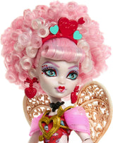 Panenka Monster High Scary Sweet Birthday Cupid Asteria v růžových a červených společenských šatech s tematickými doplňky, jako je pozvánka, balónek, dárek a další, JBG77