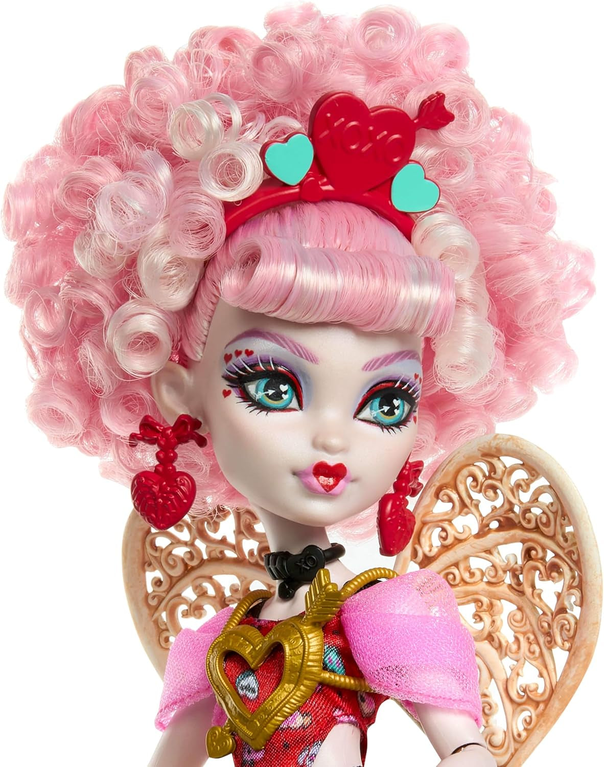 Panenka Monster High Scary Sweet Birthday Cupid Asteria v růžových a červených společenských šatech s tematickými doplňky, jako je pozvánka, balónek, dárek a další, JBG77