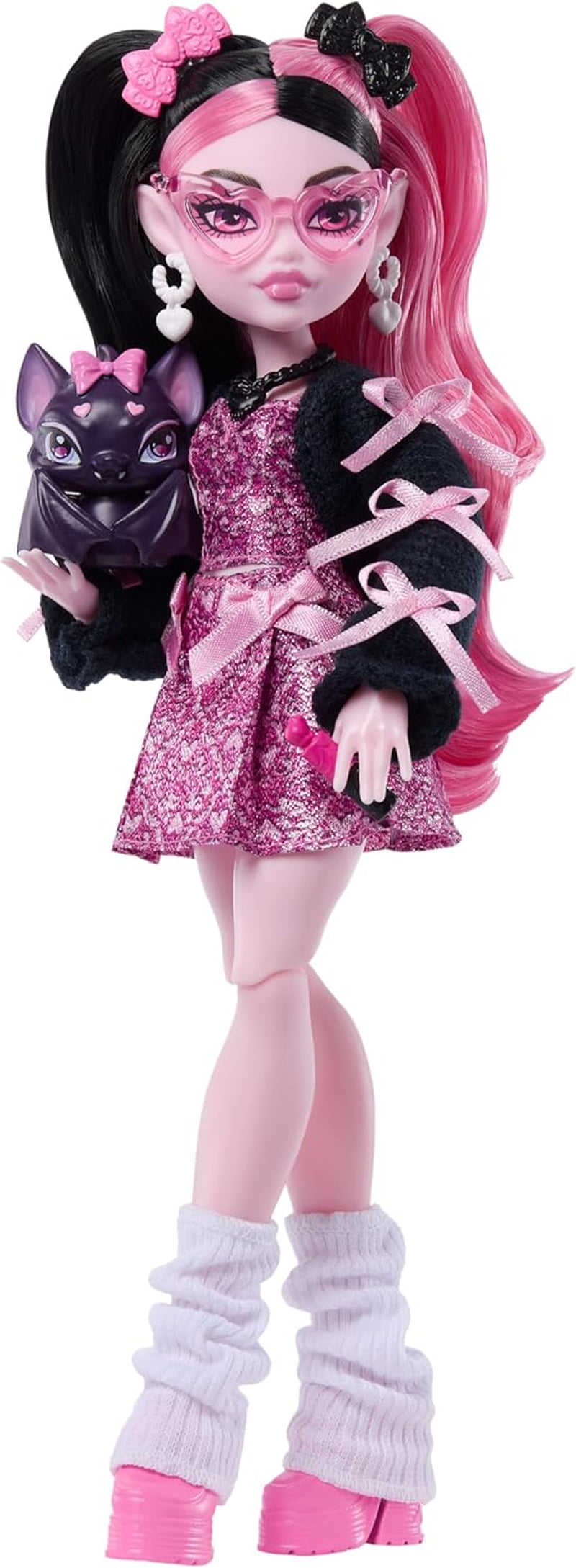 Panenka Monster High Draculaura v růžových šatech s mašlemi a černým svetrem s Count Fabulous Bat a 7 doplňky včetně ramen, rtěnky a tašky, JHK29