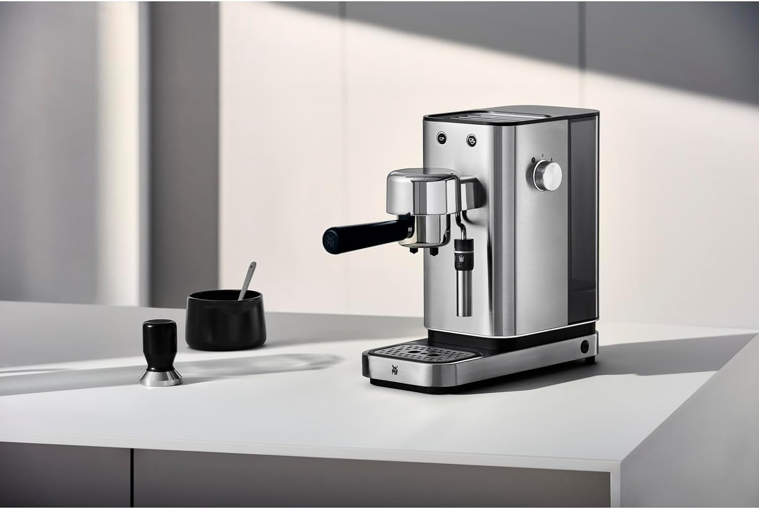 Kávovar WMF Lumero, portafiltr, 1400 wattů, portafilter, 3 vložky, pro 1-2 šálky na espresso, včetně kapslí, 15 bar, držák šálků, napěňovač mléka, matná nerezová ocel