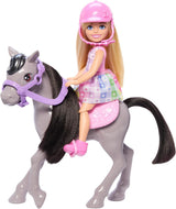 Panenka Barbie Chelsea a poník a poníci - Jezděte během hry, abyste bezpečně seděli na koni, růžovém sedle a hůlkách, obsahuje helmu a roztomilé kostkované šaty, věk 3 a více, HTK29 Naty Shop Dolls Výchozí název