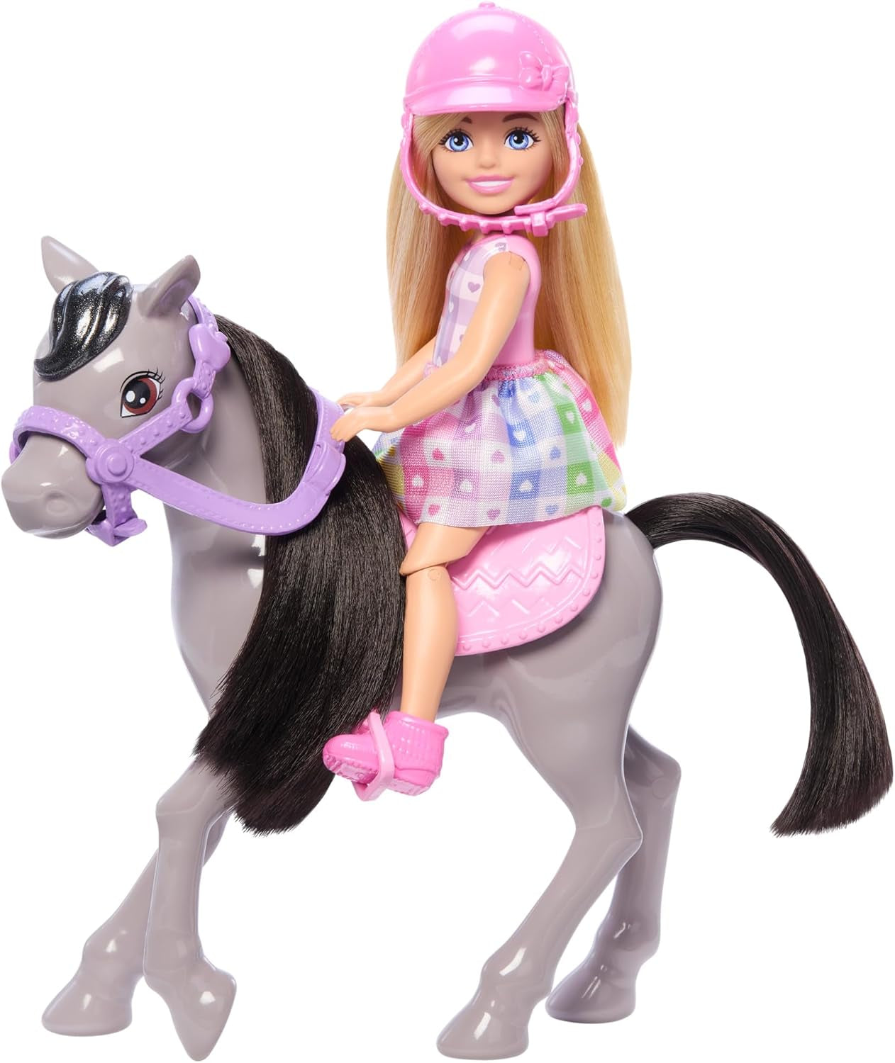 Panenka Barbie Chelsea a poník a poníci - Jezděte během hry, abyste bezpečně seděli na koni, růžovém sedle a hůlkách, obsahuje helmu a roztomilé kostkované šaty, věk 3 a více, HTK29 Naty Shop Dolls Výchozí název