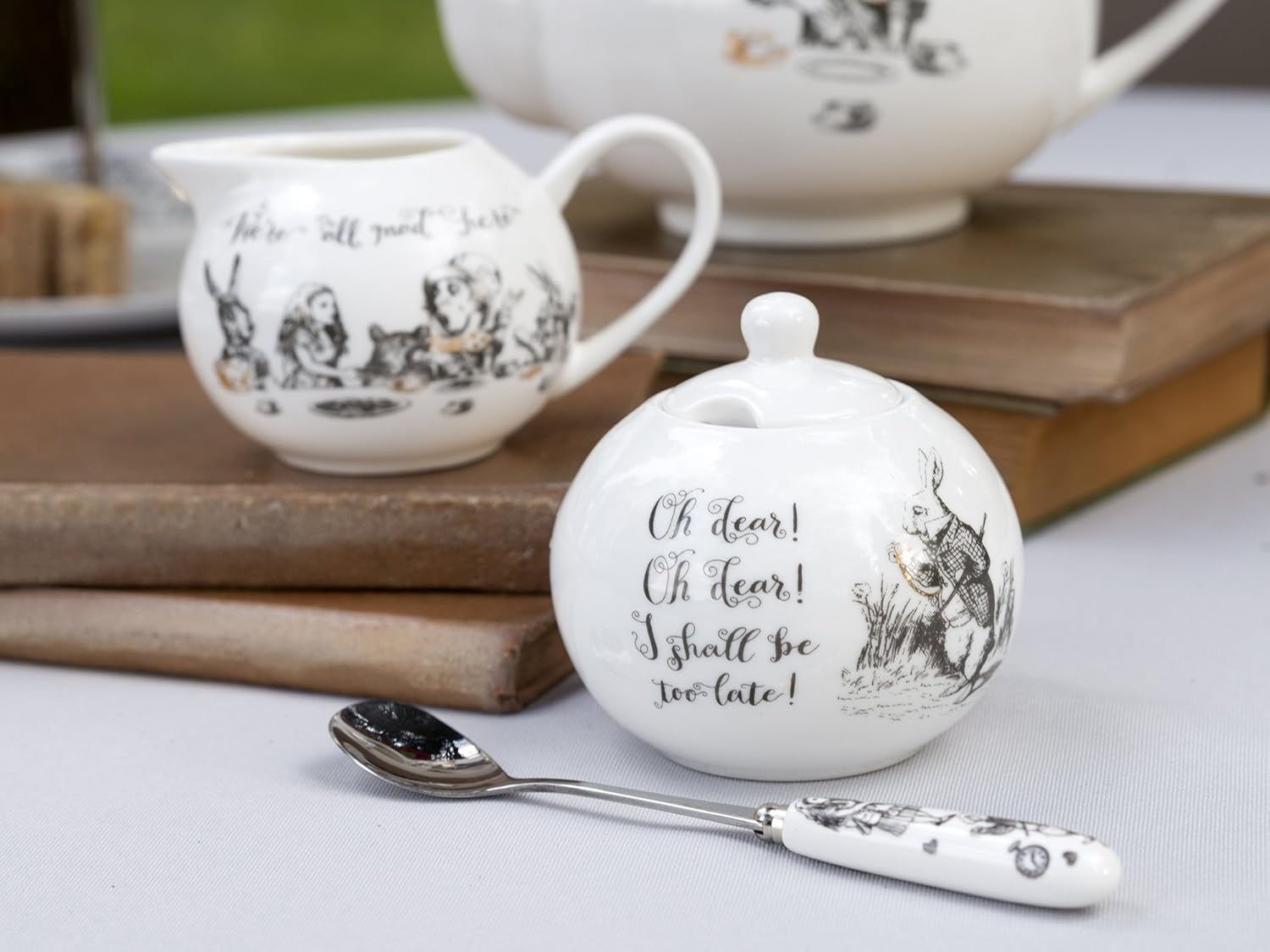 Alenka v říši divů Jemná porcelánová konvička a konvička na mléko, porcelánová miska a konvička na mléko v luxusní dárkové krabičce