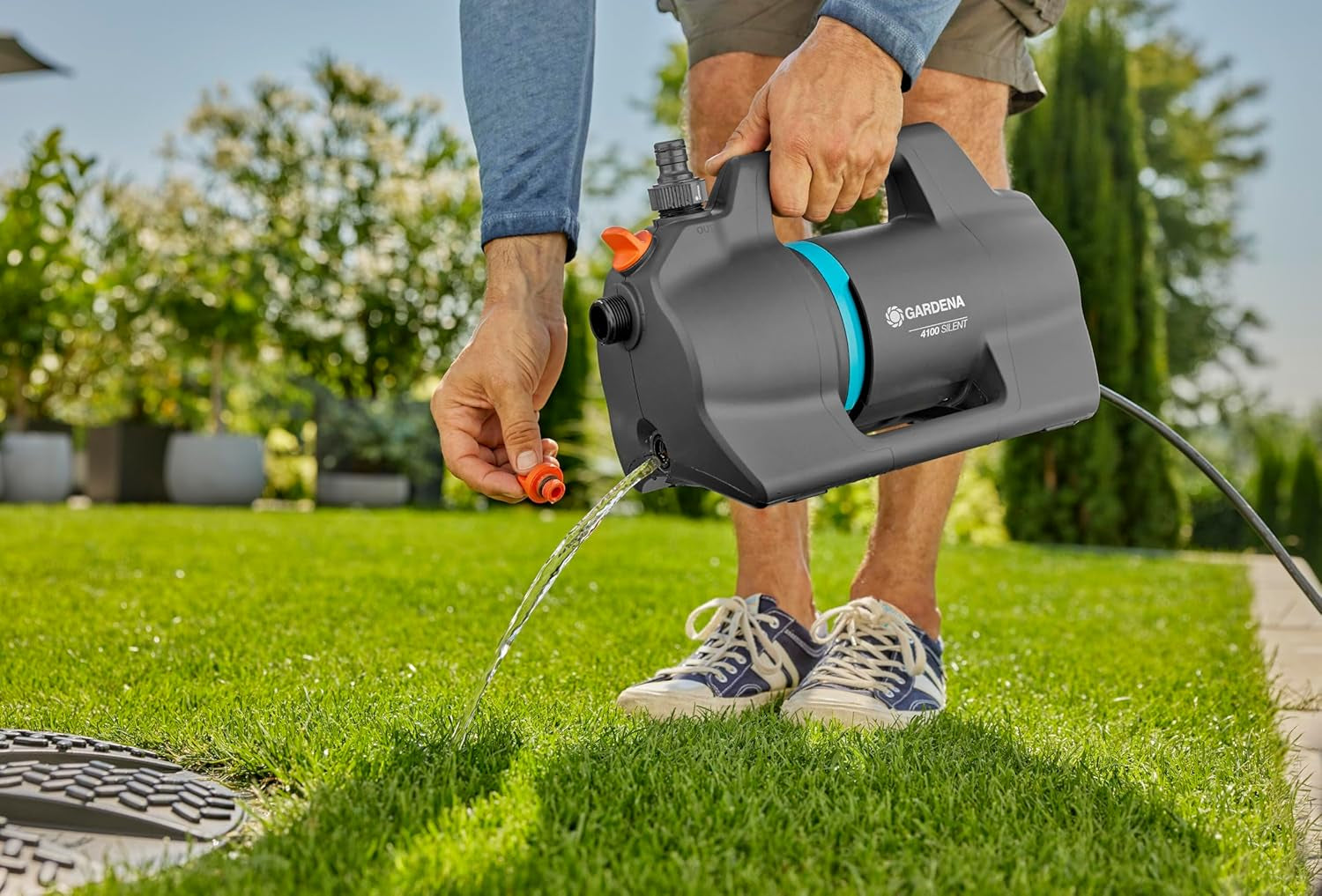 Sada zahradních čerpadel Gardena 4100 Silent: Velmi tiché a inovativní zavlažovací čerpadlo se sacím připojením 3,5 m a 20 m klasickou hadicí, průtok 4100 l/h, motor 550 W, vodotěsné, ekonomické (9051-20)
