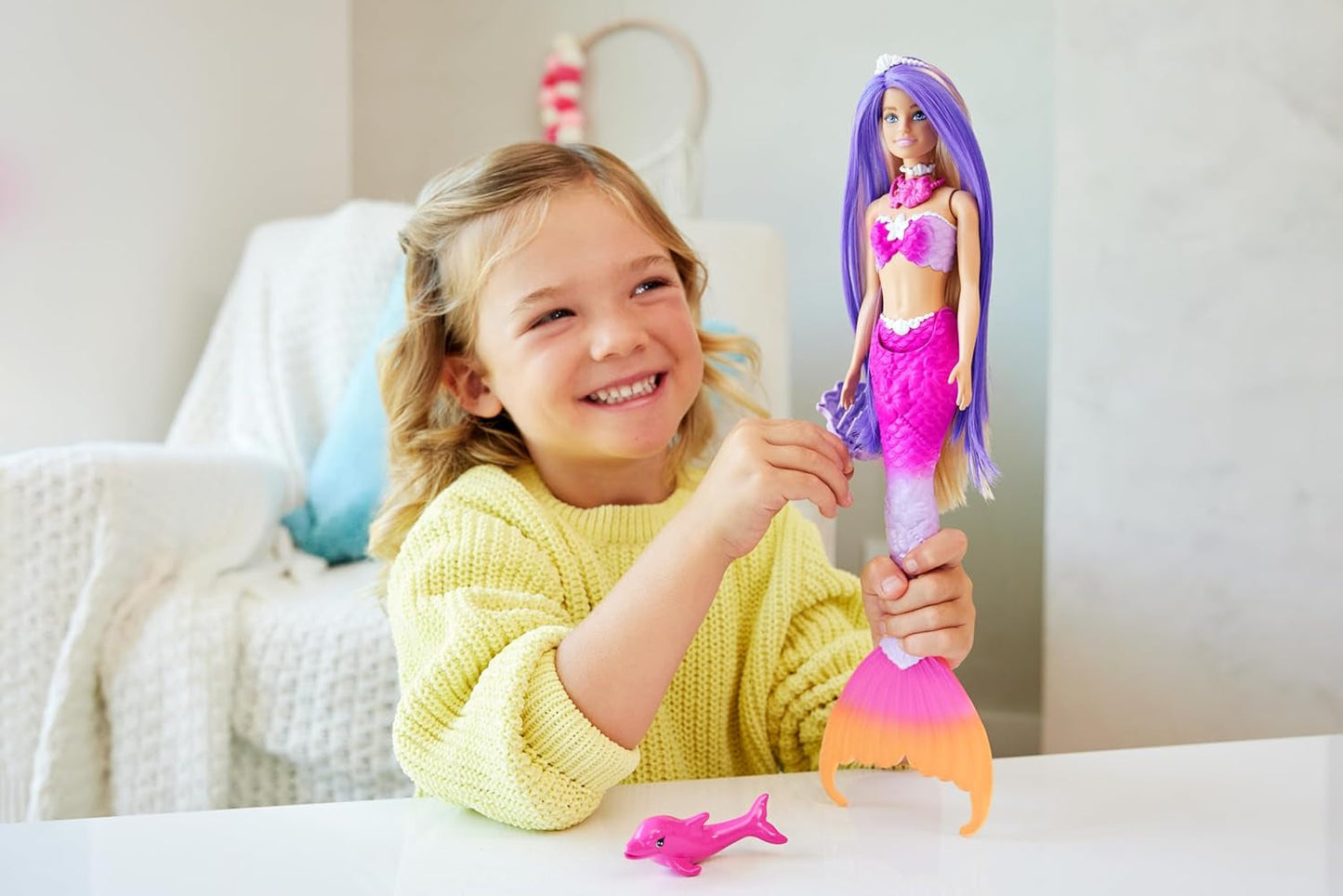 Panenka BARBIE mořská víla – inspirovaná televizním seriálem „Barbie: Hidden Magic“ s efektem změny barvy a doplňky, 19 cm dlouhé růžové vlasy pro styling, pro děti od 3 let, 97 HRP