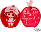 LOL Překvapení! Loves Strawberry Shortcake Tots – sběratelské voňavé panenky se 7 překvapeními, mazlíčkem, módou, botami, kloboukem, herní sadou s jahodovým koláčem, konvertibilní dům, věk 4+