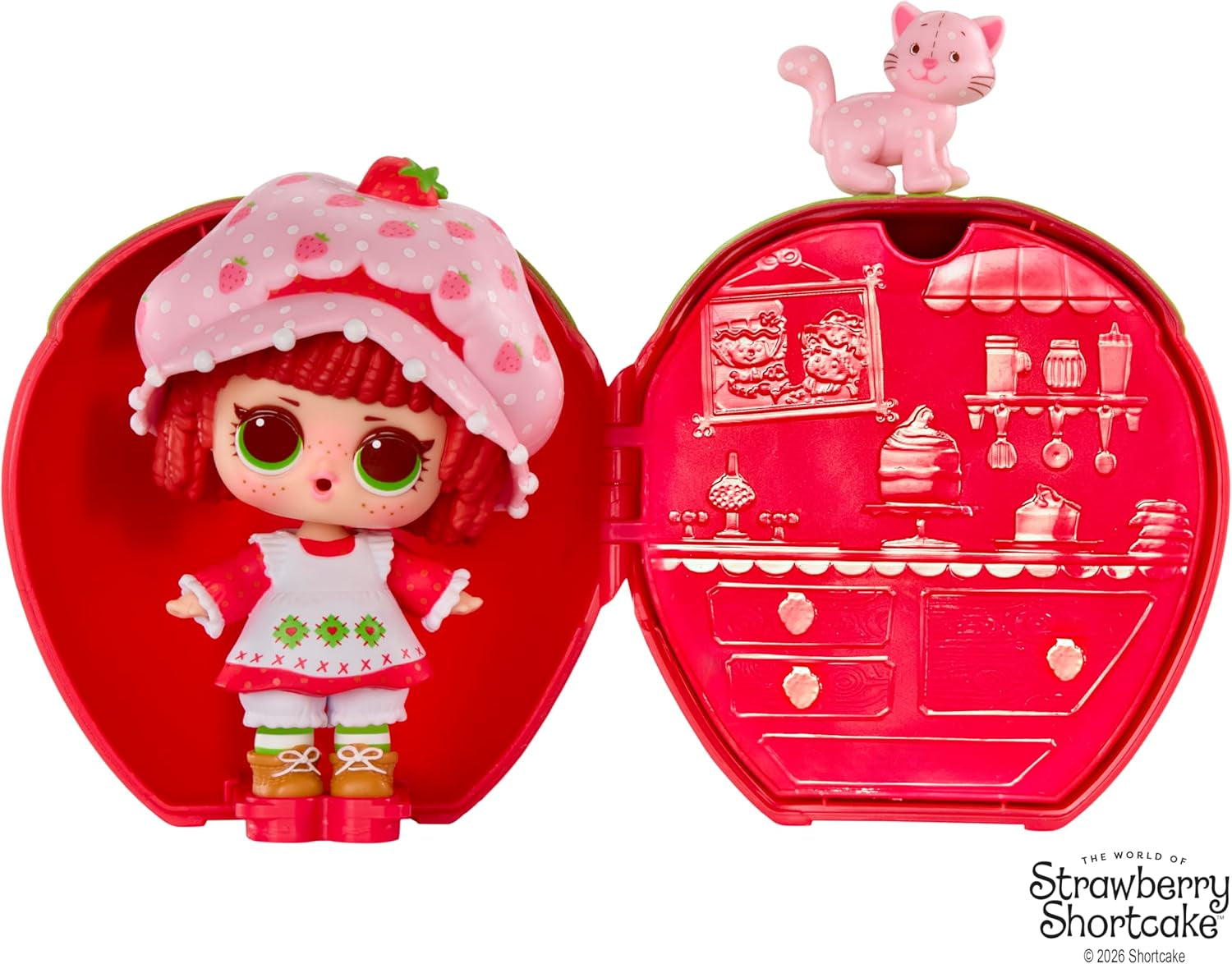 LOL Překvapení! Loves Strawberry Shortcake Tots – sběratelské voňavé panenky se 7 překvapeními, mazlíčkem, módou, botami, kloboukem, herní sadou s jahodovým koláčem, konvertibilní dům, věk 4+