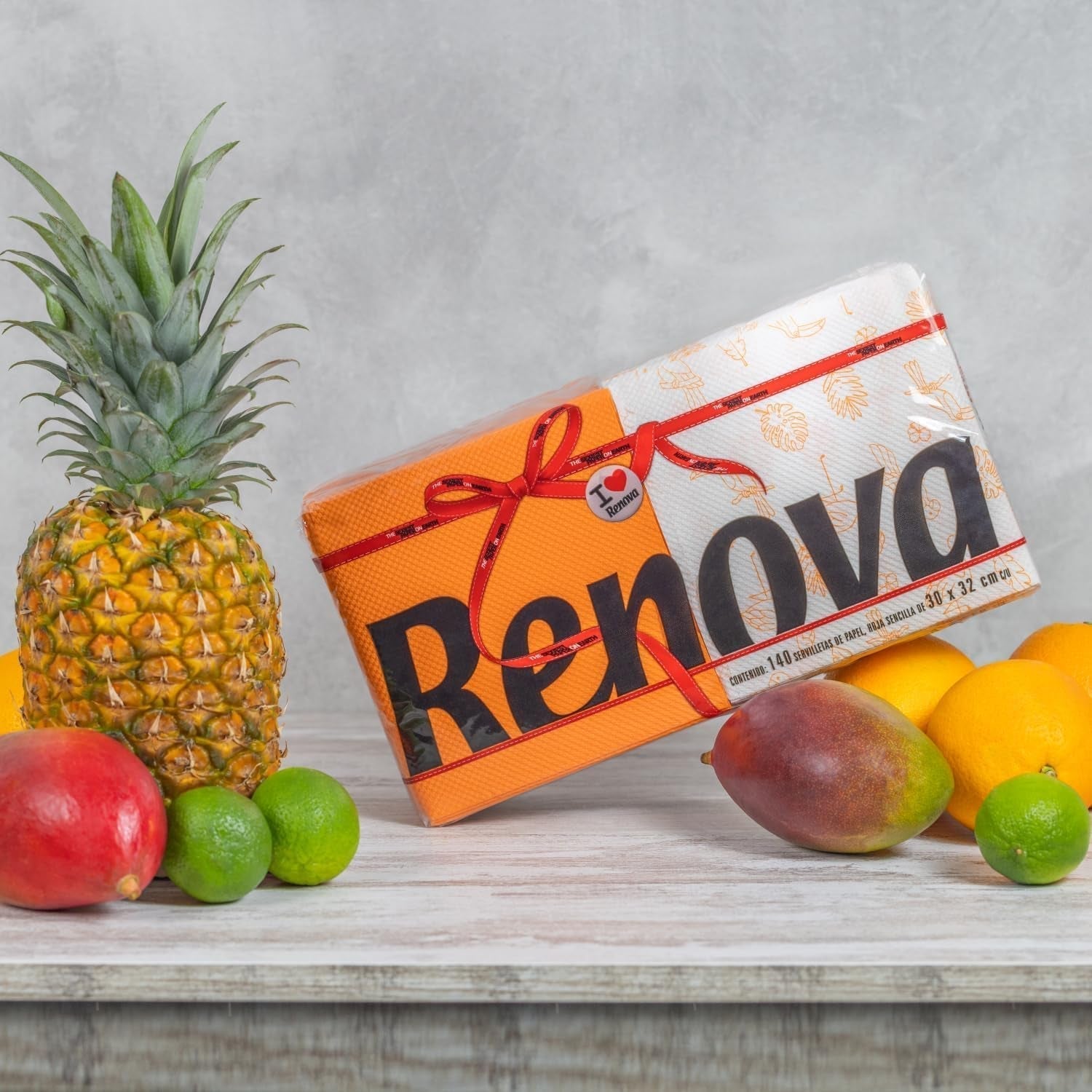Papírové ubrousky Renova Red Label, 140 ubrousků, napůl bílé, zdobené, polobarevné, standardní velikost