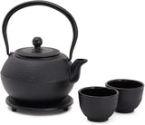 Juvale japonský čajový set s litinovou konvičkou (1200 ml), podšálkem a 2 šálky, čajový set ve stylu Tetsubin, černý