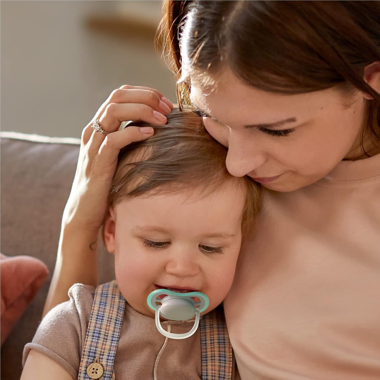 Philips AVENT Sada 4 lehkých a prodyšných dudlíků Ultra Air: 2 dudlíky svítící ve tmě a 2 dudlíky pro denní nošení, 18 měsíců+ (model SCF349/43)