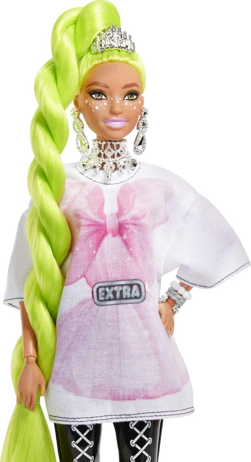 Barbie HDJ44 - Extra Puppe #11 v širokém tričku a legínách s Haustier Papagei, extra langes neogrünes Haar & Zubehör, Flexible Gelenke, Spielzeug Geschenk für Kinder ab 3 Jahren
