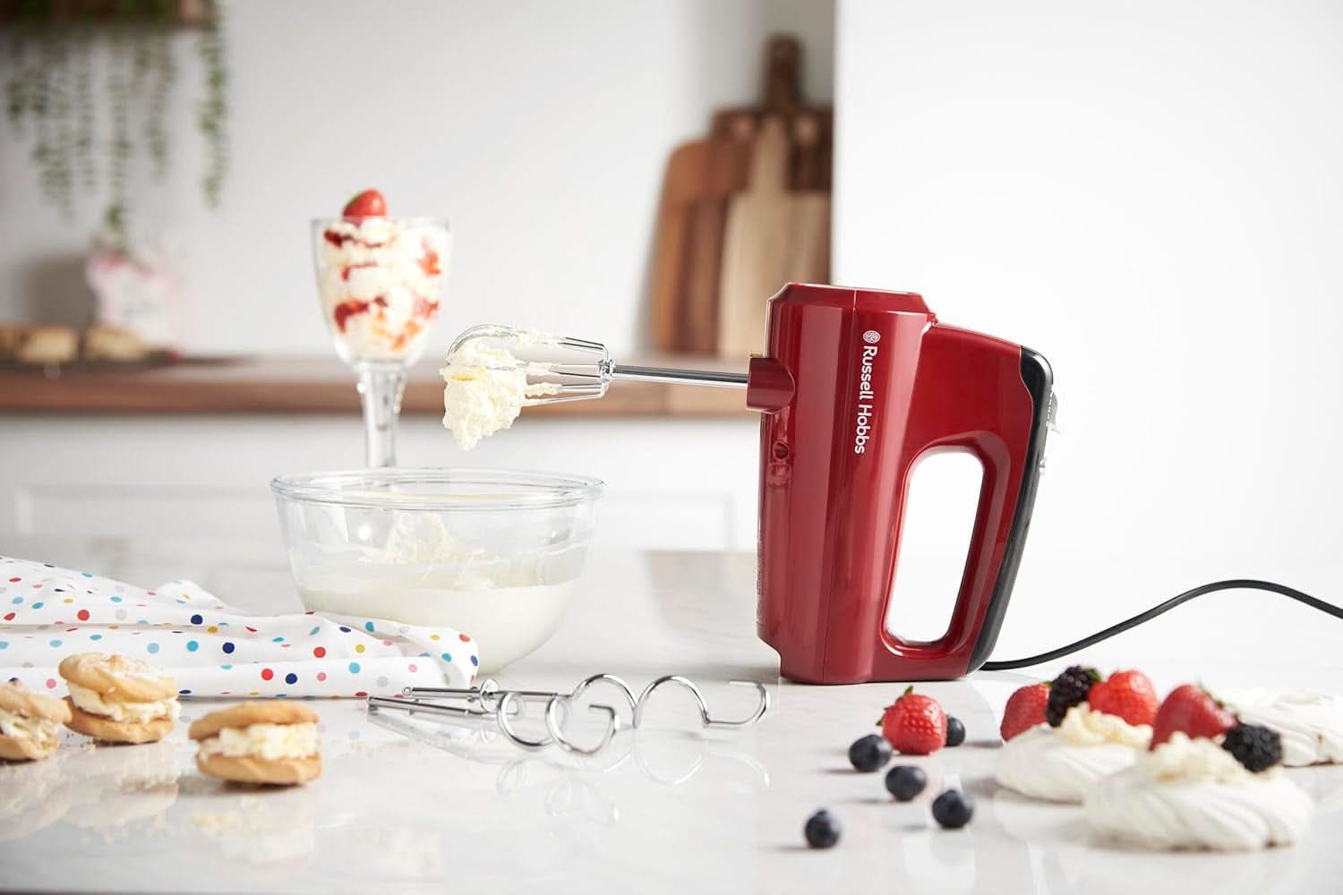 Ruční mixér Russell Hobbs [Handrührgerät] Desire Rot (5 Geschwindigkeitsstufen+Turbofunktion, 2 Spülmaschinengeeignete Rührbesen & Knethaken, Auswurftaste, Aufrechte Parkposition) Handrührer 24670-56 Kitchen Naty Shop