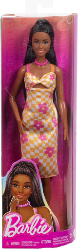 Panenka Barbie Fashionistas č. 233 s černými vlasy, oranžové kostkované midi šaty s růžovými květy, náhrdelník a sandály, HYT91