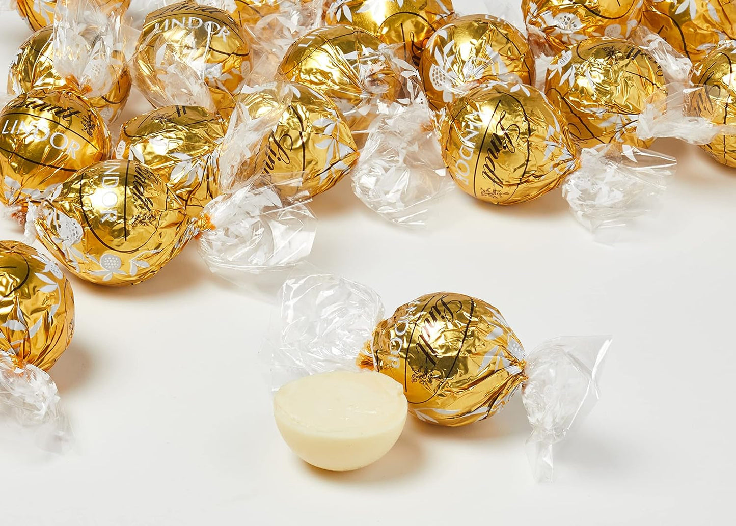 Lindt bílé čokoládové kuličky LINDOR | 137g sáček | Přibl. 10 bílých čokoládových kuliček s náplní rozplývající se v ústech | Čokoládová dárková sada | Čokoládová dárková sada (balení 2 ks)
