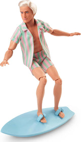 Barbie film Ken, panenka Barbie v pastelově růžové a zelené pruhované plážové oblečení, surfovací prkno a bílé tenisky, JBJ54