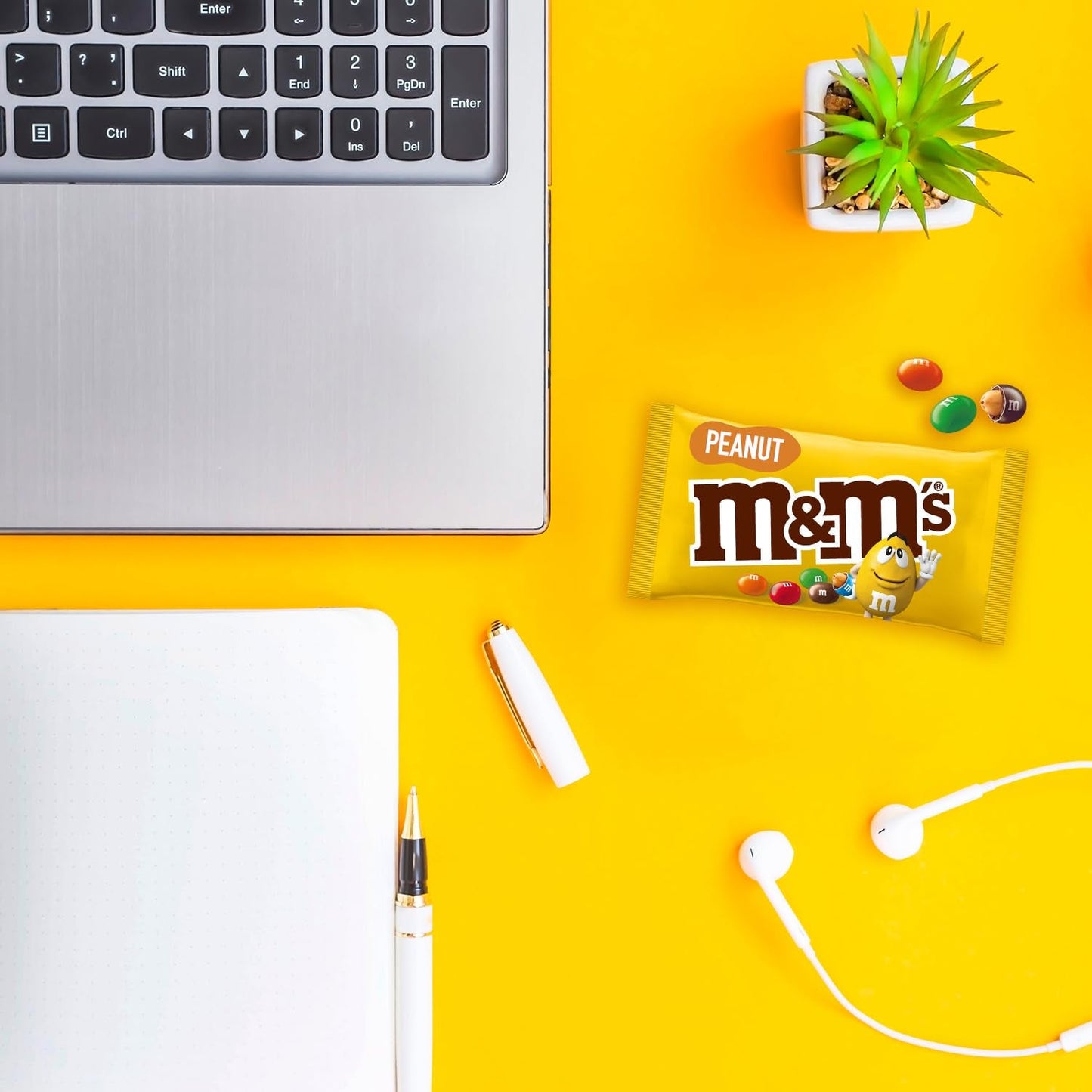 M&M's Arašídové čokoládové hromadné balení 24 x 45 g Čokoláda Čokoláda s arašídovou příchutí Čokoláda (1080 g) Ideální jako pamlsek na téma fotbal
