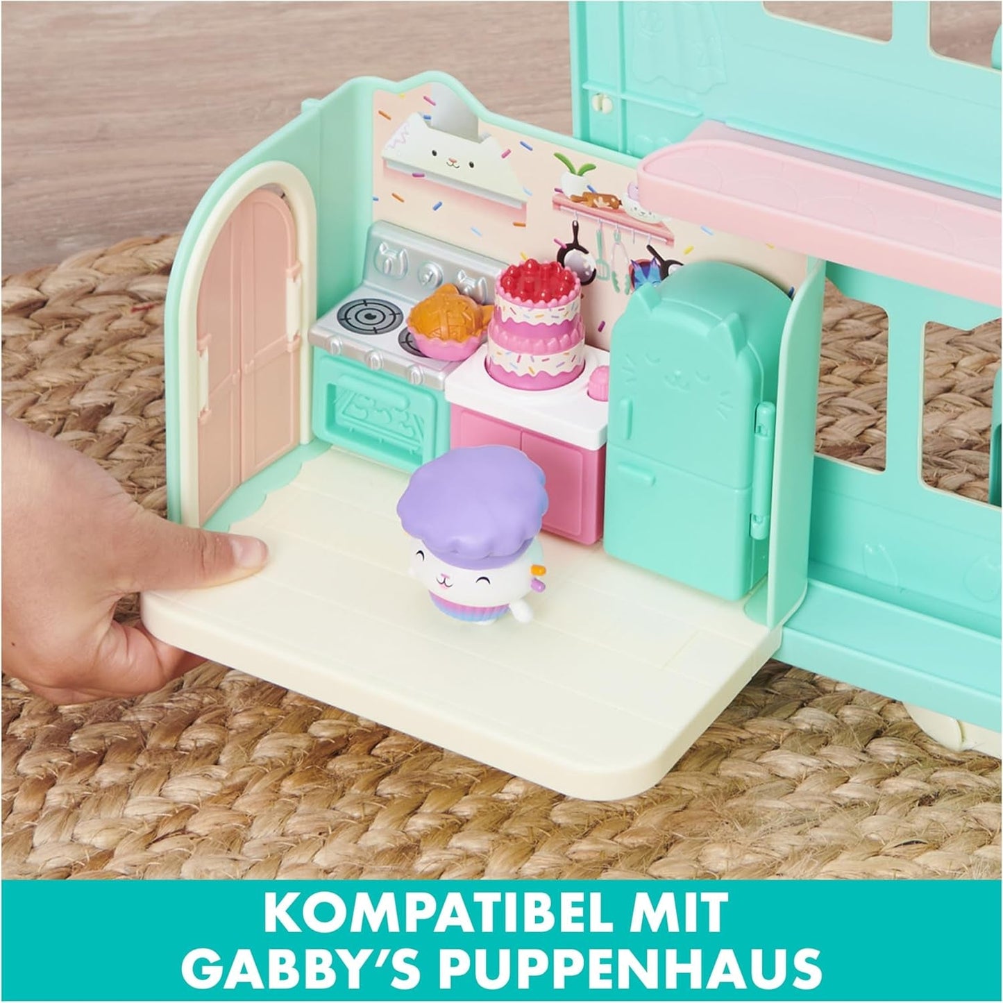 DOMEČEK PRO PANENKY GABBY'S DREAMWORKS - Pokoj Deluxe, Cukrárna Cakey, Kuchyňka Kuchi (rumunsky Cakey), 3 kusy nábytku a 2 krabice s překvapením s příslušenstvím, vhodné pro děti od 3 let