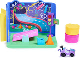 Pokoj Gabby's Dollhouse Deluxe, Purr-Ific Playroom, Herna s autíčkem Carlita, 2 kusy nábytku a 2 krabice s překvapením s příslušenstvím, Vhodné pro domečky pro panenky Naty Shop od 3 let