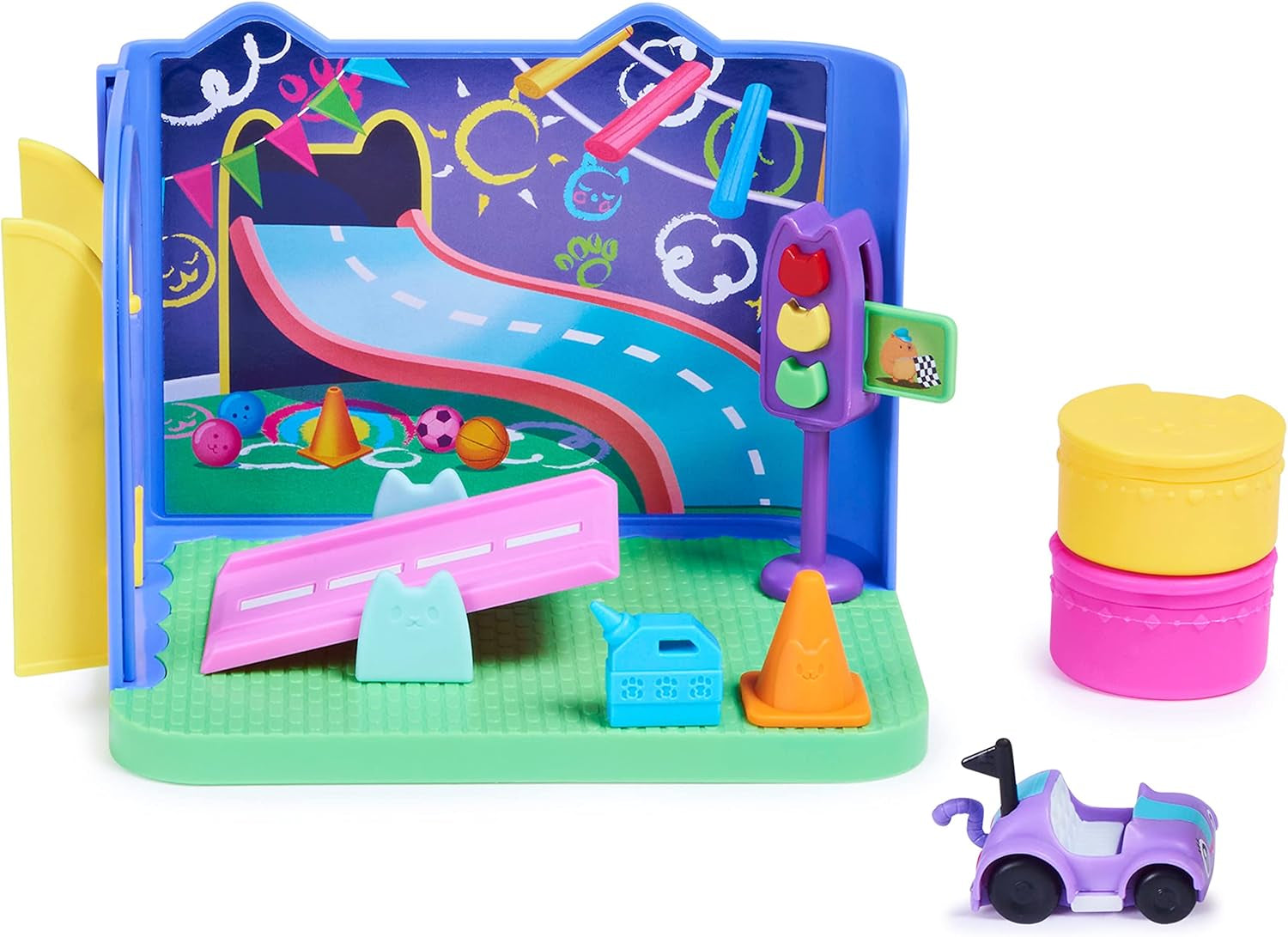 Pokoj Gabby's Dollhouse Deluxe, Purr-Ific Playroom, Herna s autíčkem Carlita, 2 kusy nábytku a 2 krabice s překvapením s příslušenstvím, Vhodné pro domečky pro panenky Naty Shop od 3 let