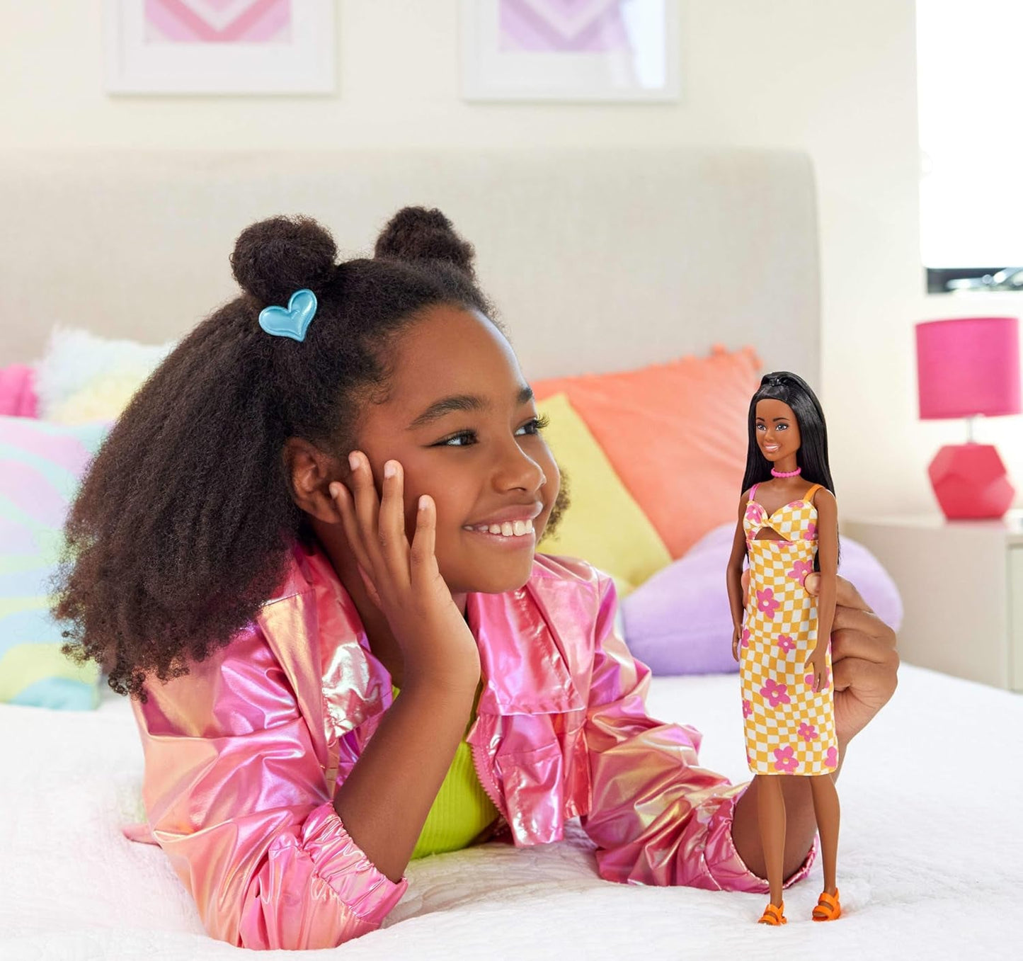 Panenka Barbie Fashionistas č. 233 s černými vlasy, oranžové kostkované midi šaty s růžovými květy, náhrdelník a sandály, HYT91