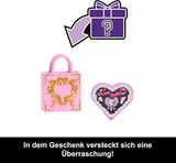 Panenka Monster High Scary Sweet Birthday Cupid Asteria v růžových a červených společenských šatech s tematickými doplňky, jako je pozvánka, balónek, dárek a další, JBG77