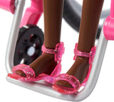 Barbie Fashionistas Černé vlasy Barevný overal Invalidní vozík Rampa Včetně panenky pro invalidní vozík Dětská dárková hračka Věk 3+ HJT14