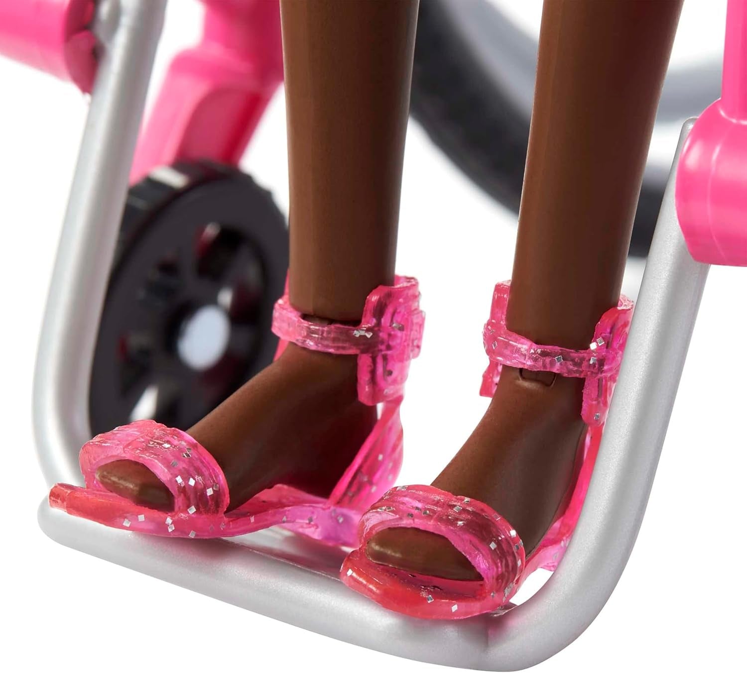Barbie Fashionistas Černé vlasy Barevný overal Invalidní vozík Rampa Včetně panenky pro invalidní vozík Dětská dárková hračka Věk 3+ HJT14