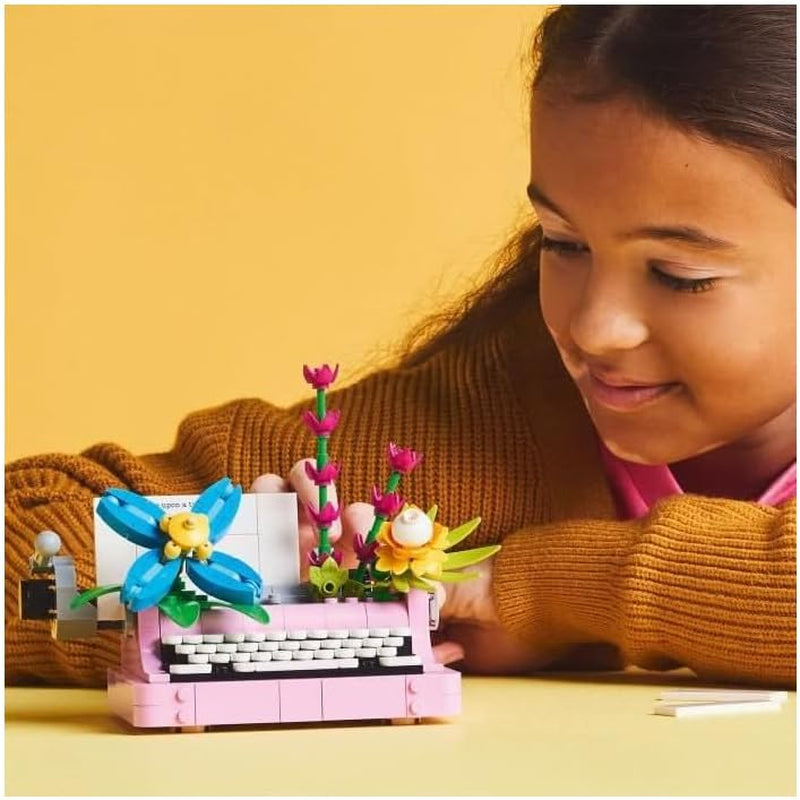 LEGO Creator 3v1 psací stroj s květinami - přeměnitelná hračka na model Keytar nebo na květináč se zápisníkem a perem - stavebnice - dárek pro dívky a kluky od 8 let 31169 Stavebnice Besuche den LEGO-Store