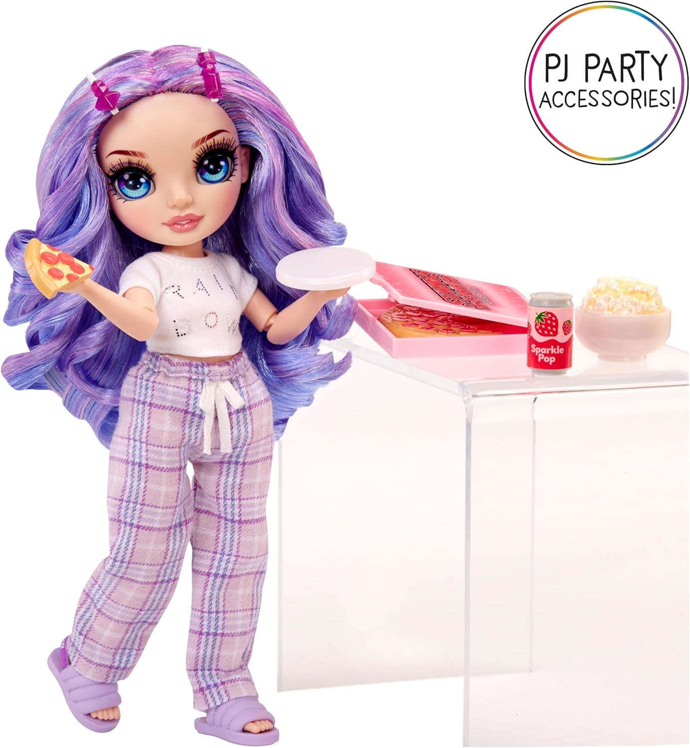 Panenka Rainbow High Junior High PJ Party - Fialová - 22 cm s měkkou kombinézou, pantoflemi a herními doplňky - Dětská hračka - Ideální pro 4-12 let