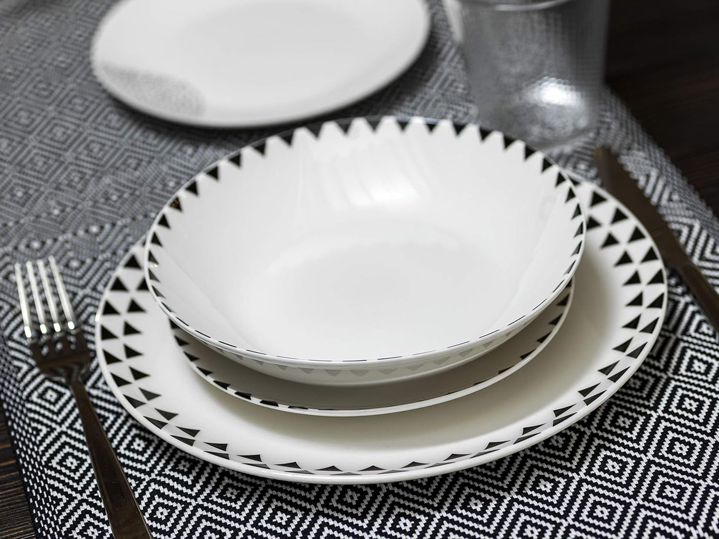 Grafický stolní servis, 18 kusů pro 6 osob, porcelán, bílá