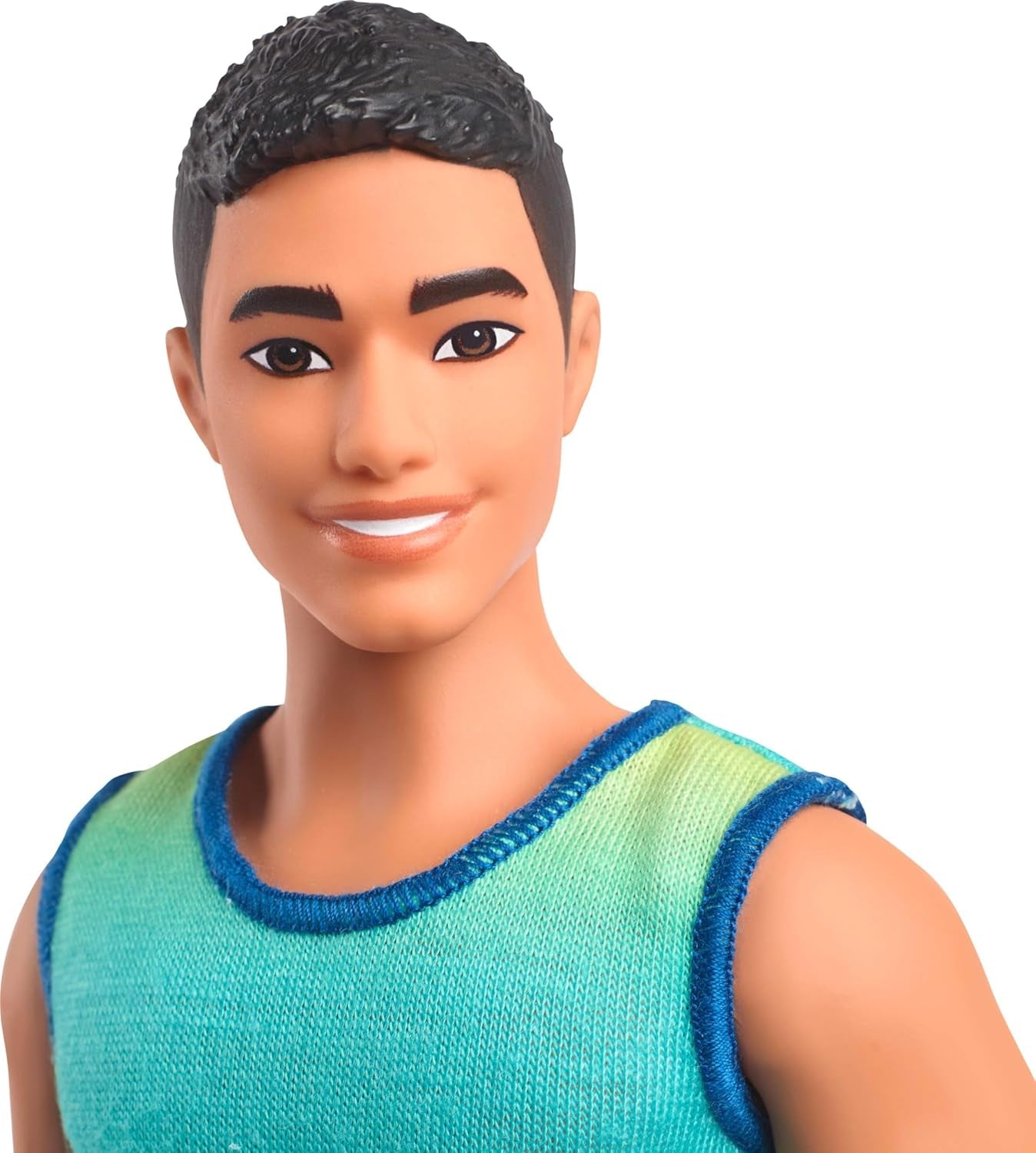 Panenka Ken Barbie Fashionistas č. 236 s černými vlasy, tílkem v šedozeleném ombré, džínovými šortkami a stříbrnými teniskami, HYV00