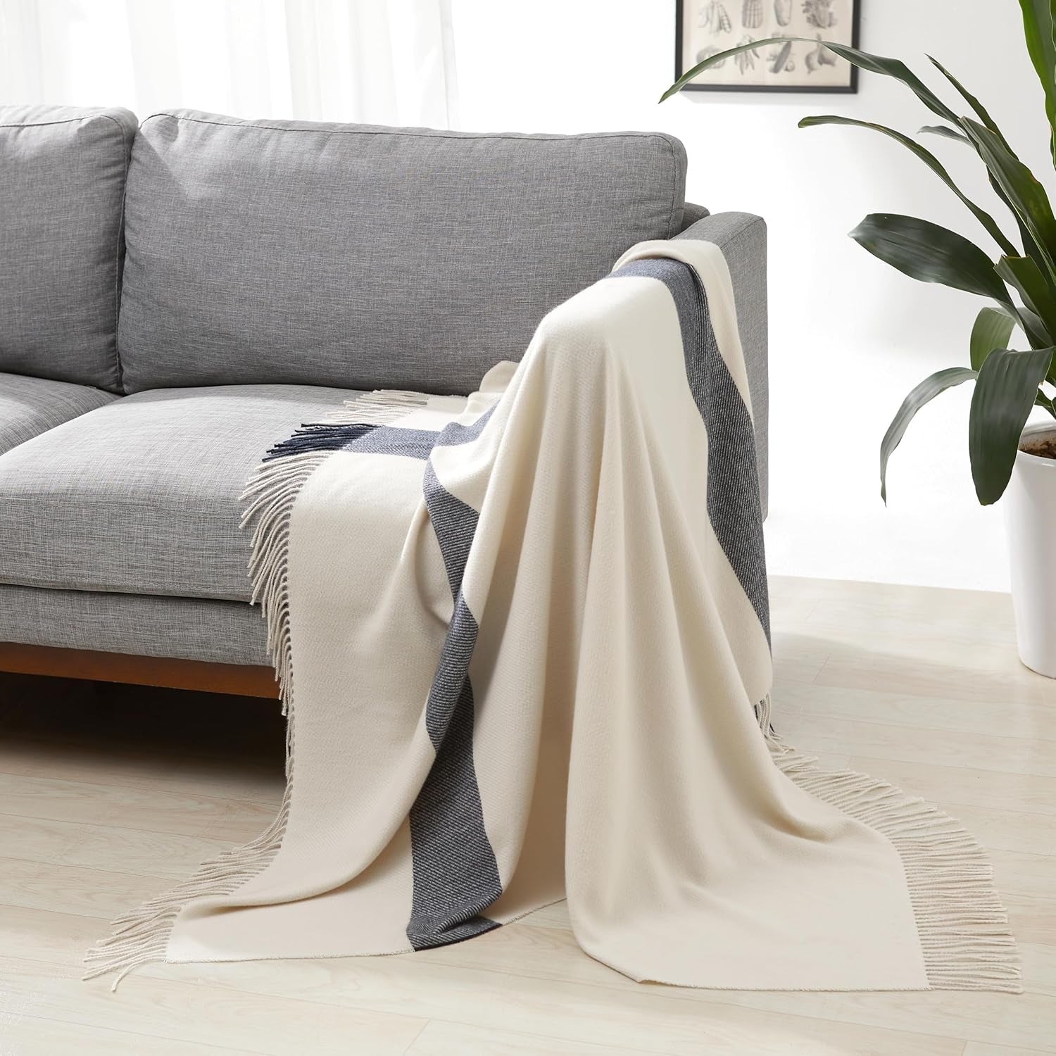 Amazon Basics Throw deka, lehká, recyklovaný polyester, Room Decor Cozy deka, 127 X 152 Cm, slonovinově bílá s modrým kostkovaným lůžkem Postele a deky Besuche den Amazon Basics-Store Slonovinová bílá s modrým kostkovaným vzorem