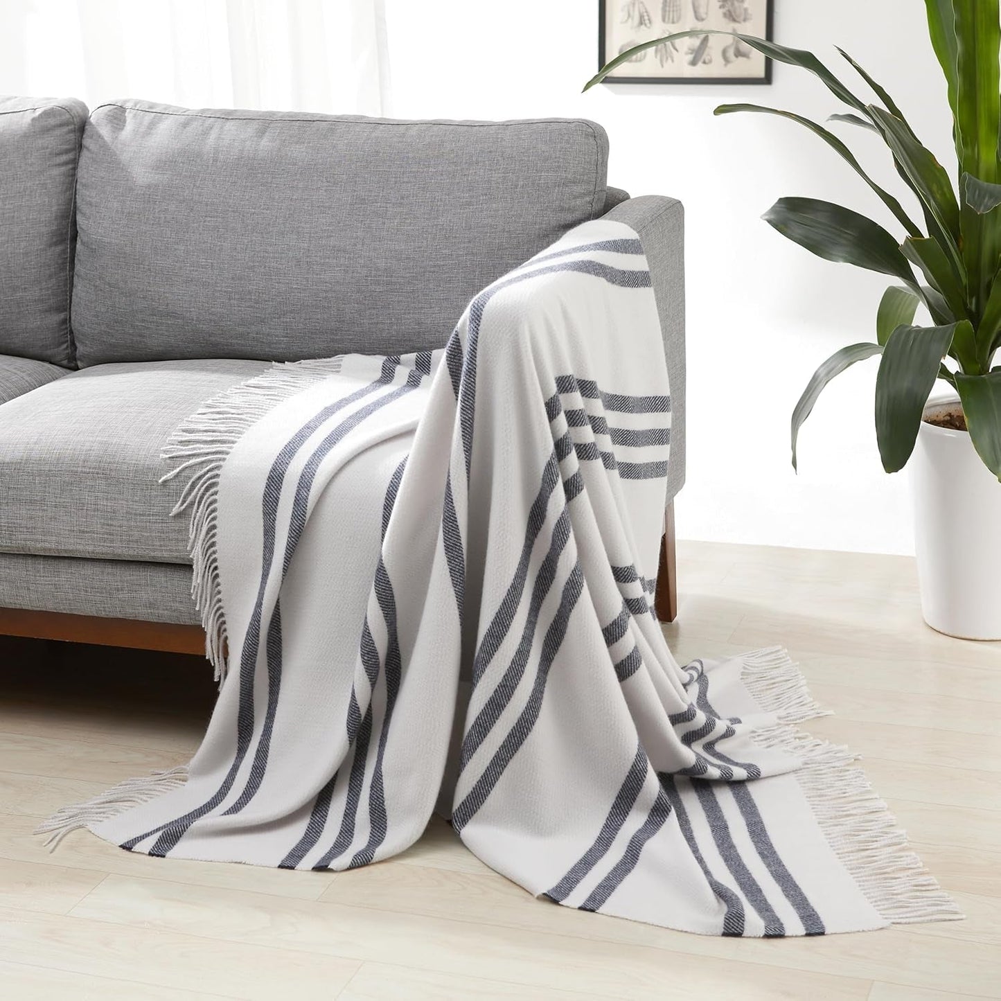 Amazon Basics Throw Deka, lehká, recyklovaný polyester, pokoj Decor Cozy Decor, 127 X 152 Cm, slonovinová bílá s modrým vzorem Check Beds and Deky Besuche den Amazon Basics-Store Světle šedá s modrými pruhy