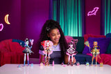 Děsivá a sladká narozeninová panenka Monster High Draculaura v růžových společenských šatech s tematickými doplňky, jako je pozvánka, balónek, dárek, vějíře a další, JBG74